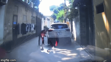 Phẫn nộ người đàn ông dùng vật nhọn đâm lia lịa vào lốp xe ô tô đỗ trước cổng