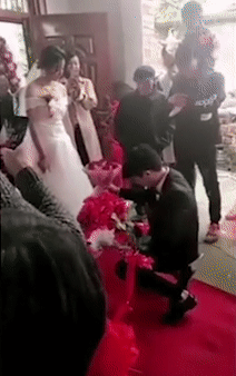 Chú rể quỳ gối cầu hôn tại đám cưới, cô dâu mặt vẫn lạnh như tiền
