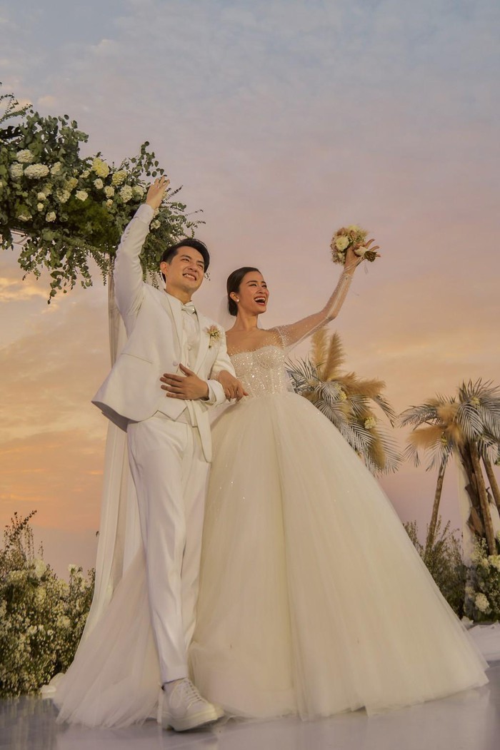 Cận cảnh chiếc váy cưới xa hoa, lộng lẫy của Đông Nhi trong đám cưới