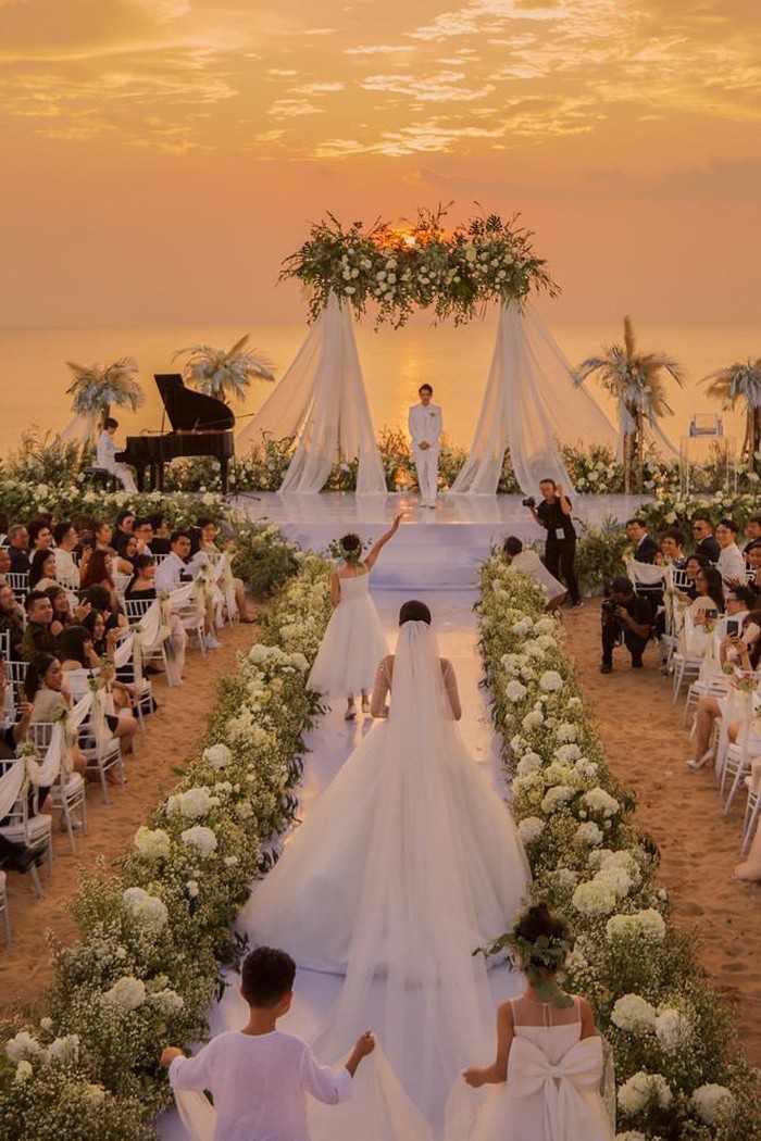Cận cảnh chiếc váy cưới xa hoa, lộng lẫy của Đông Nhi trong đám cưới