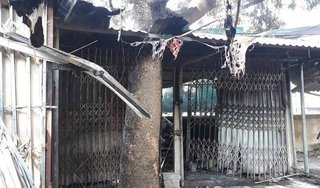 Cháy lớn thiêu rụi 4 ki ốt tại chợ Quán Trắng, bé 8 tuổi tử vong