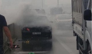 Xe Mercedes bất ngờ bốc cháy ngùn ngụt trên đường trên cao