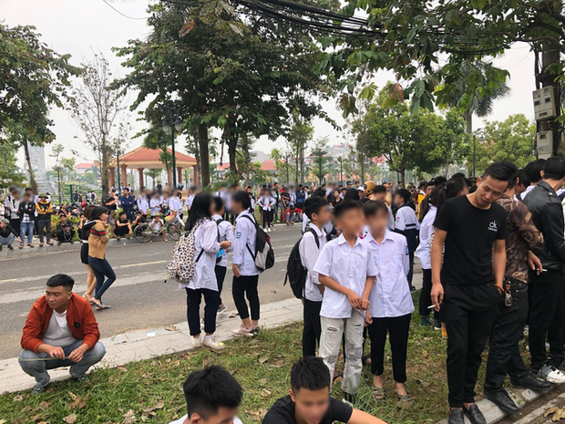 Nhiều học sinh đội mưa, ùn ùn kéo đến phiên tòa vẫy tay chào Khá 'Bảnh'