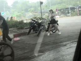 Clip: Kinh hoàng hình ảnh nam thanh niên đuổi chém cô gái ở Hà Nội