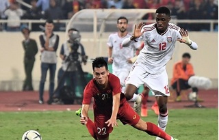 Clip: Khoảnh khắc cầu thủ UAE phạm lỗi thô bạo với Tiến Linh và bị nhận thẻ đỏ