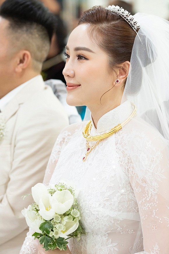 Bảo Thy đeo vàng và kim cương nặng trĩu trong đám cưới