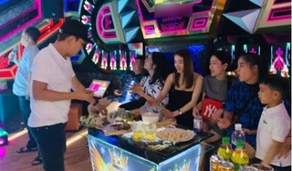 Vợ chồng Nhã Phương - Trường Giang về Quảng Nam đi hát karaoke