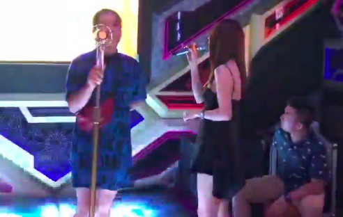 Vợ chồng Nhã Phương - Trường Giang về Quảng Nam đi hát karaoke