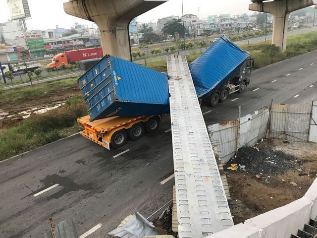 Nguyên nhân vụ container kéo sập cầu bộ hành ở Sài Gòn
