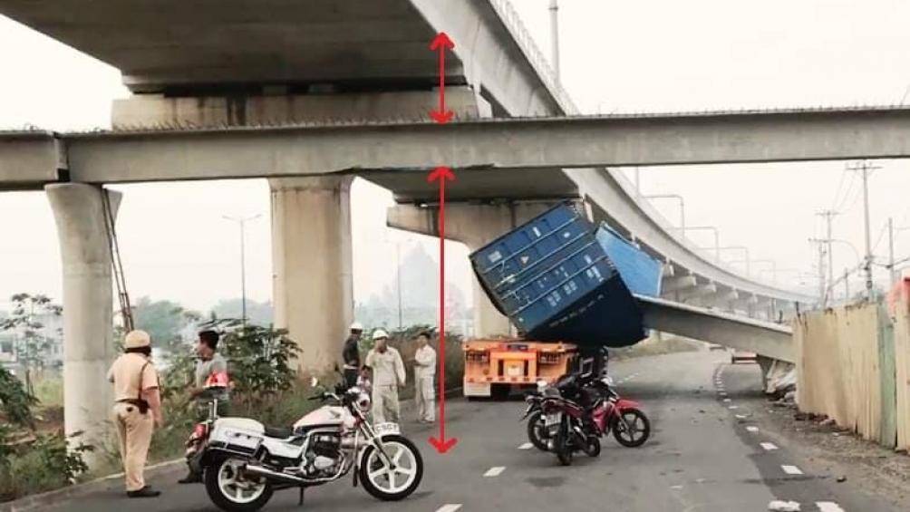 Nguyên nhân vụ container kéo sập cầu bộ hành ở Sài Gòn