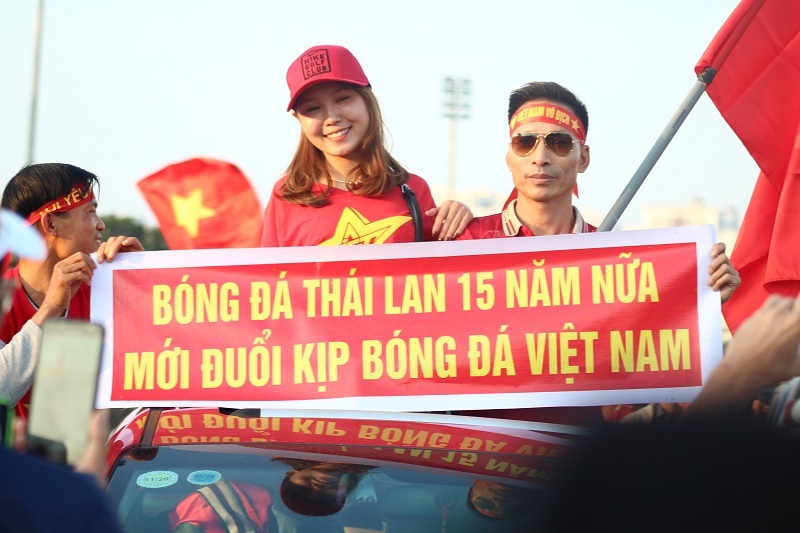 CĐV nhuộm đỏ quảng trường SVĐ Mỹ Đình trước trận Việt Nam – Thái Lan