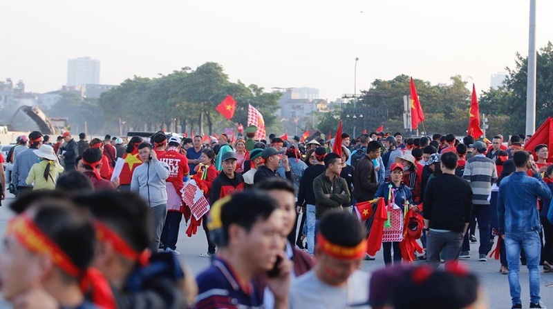 CĐV nhuộm đỏ quảng trường SVĐ Mỹ Đình trước trận Việt Nam – Thái Lan