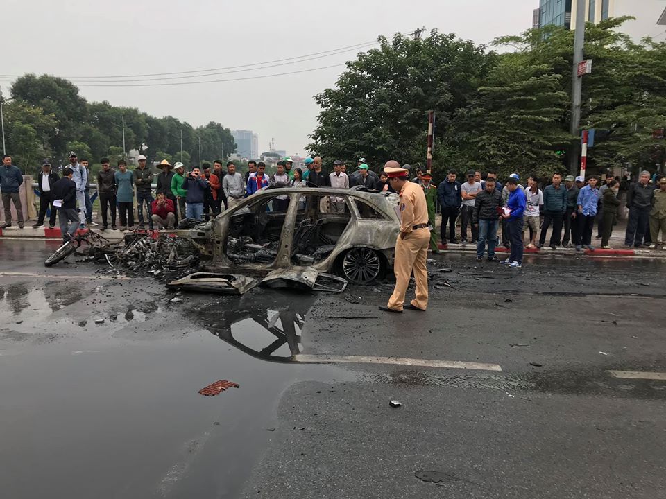 Hiện trường vụ tai nạn khiến xe Mercedes bốc cháy dữ dội