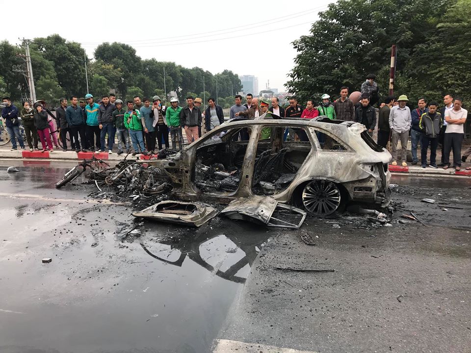 Hiện trường vụ tai nạn khiến xe Mercedes bốc cháy dữ dội