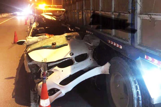Tài xế BMW tử vong trong cabin sau cú húc xe tải cực mạnh