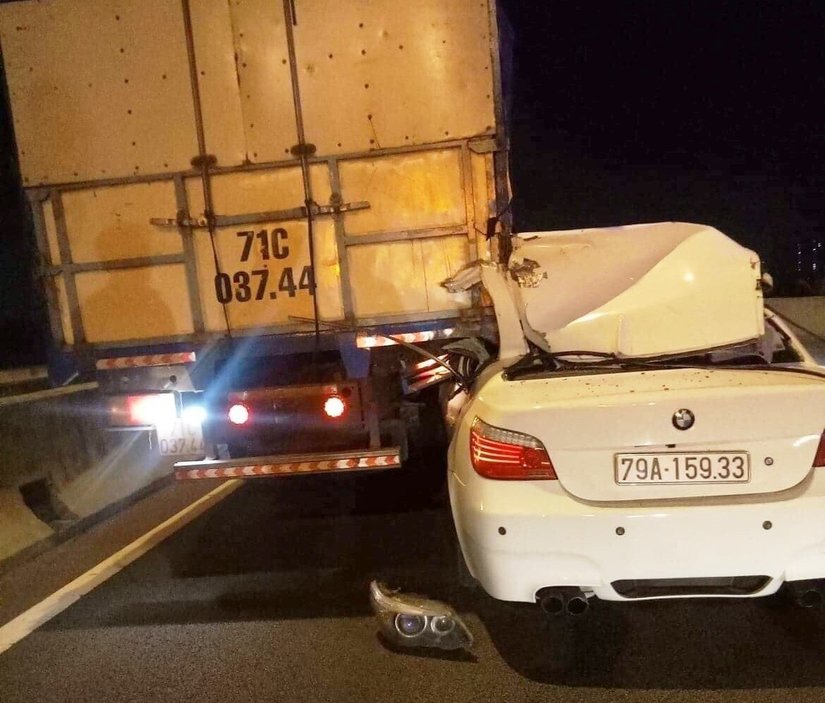 Tài xế BMW tử vong trong cabin sau cú húc xe tải cực mạnh