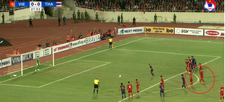 Clip: Quang Hải 'nhắc bài' giúp Văn Lâm cản phá penalty trước Thái Lan