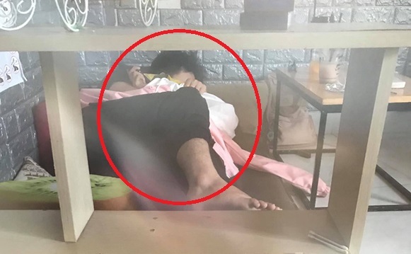 Cặp đôi thản nhiên nằm ôm hôn giữa quán cà phê