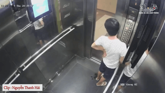 Clip: Người đàn ông 'hồn nhiên' đi vệ sinh trong thang máy gây bức xúc