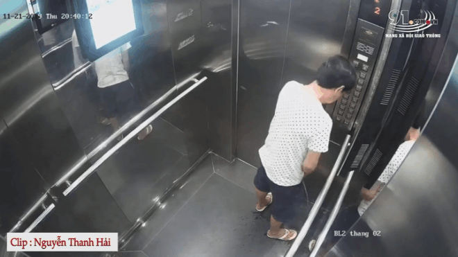 Clip: Người đàn ông hồn nhiên đi vệ sinh trong thang máy gây bức xúc3