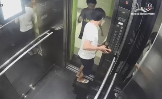 Clip: Người đàn ông hồn nhiên đi vệ sinh trong thang máy gây bức xúc