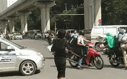Clip: Va chạm giao thông, 2 người đàn ông lao vào đánh nhau như phim chưởng