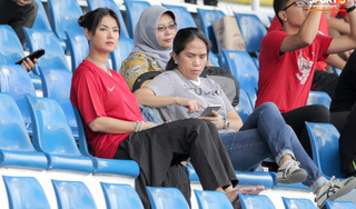 'Thánh nữ' Maria Ozawa gây chú ý khi đến sân cổ vũ trận U22 Indonesia - Thái Lan