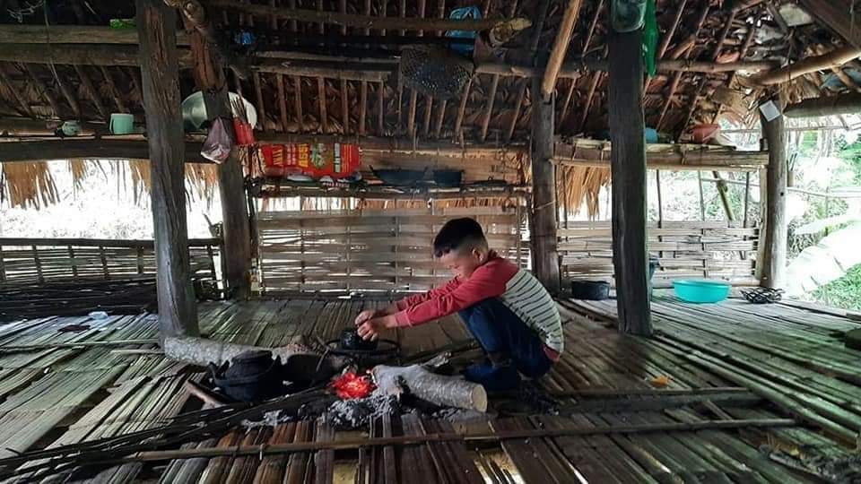 Bé 10 tuổi sống cô độc ở Tuyên Quang: 'Được ăn ngon lại có thịt, con thích lắm'