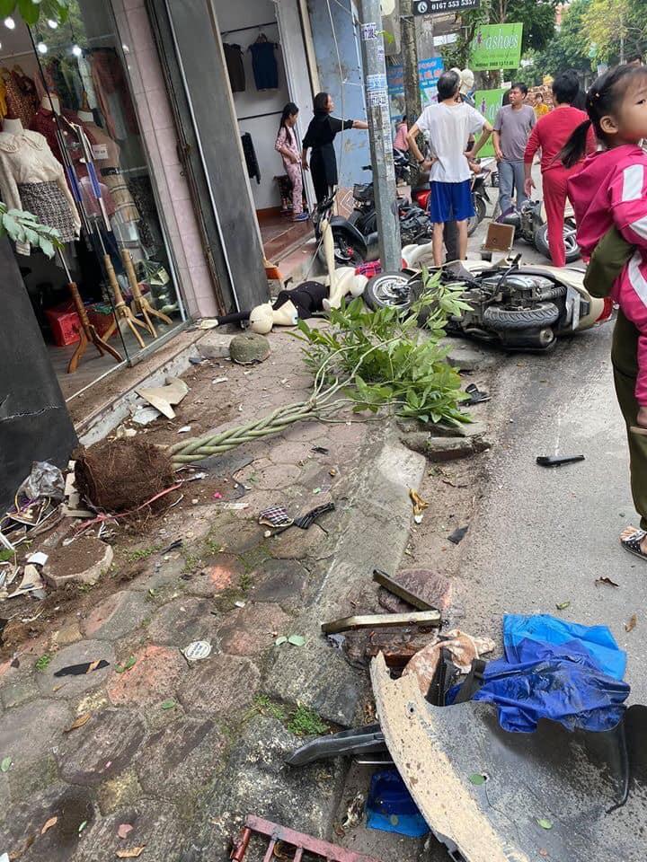 Bắc Ninh: Xe điên tông hàng loạt xe máy đang dừng bên đường