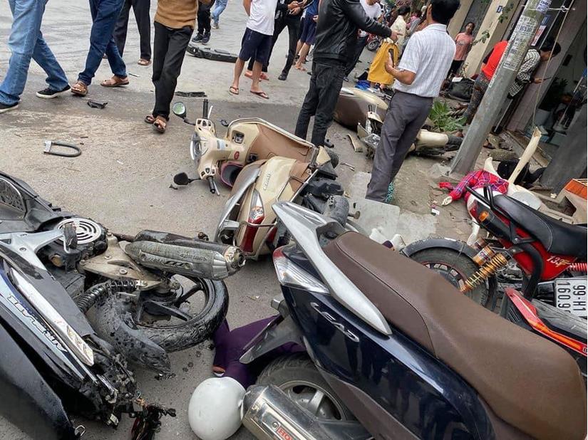 Bắc Ninh: Xe điên tông hàng loạt xe máy đang dừng bên đường