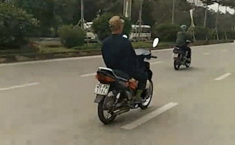CLIP: Hãi hùng hình ảnh người đàn ông nằm trên xe máy đang lao vun vút trên phố