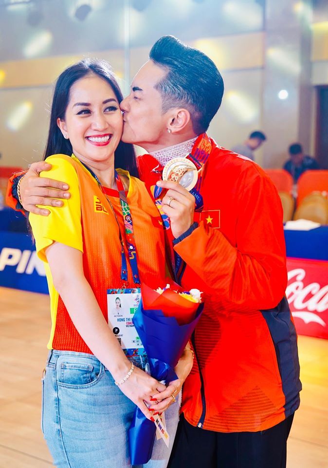 Hình ảnh vợ chồng Khánh Thi - Phan Hiển hạnh phúc bên nhau sau khi giành HCV SEA Games