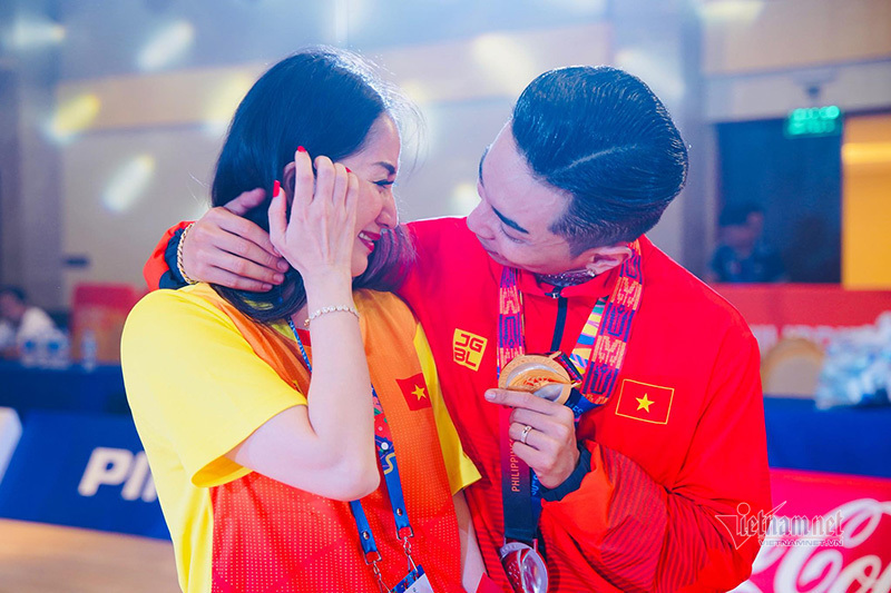 Hình ảnh vợ chồng Khánh Thi - Phan Hiển tình cảm bên nhau sau khi giành HCV SEA Games