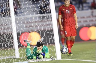 Clip: Cận cảnh tình huống Bùi Tiến Dũng mắc sai lầm, 'tặng' bàn thắng cho Indonesia