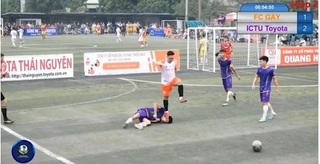 Cầu thủ dẫm lên mặt đối thủ khiến nạn nhân lên cơn co giật bị cấm thi đấu hai mùa