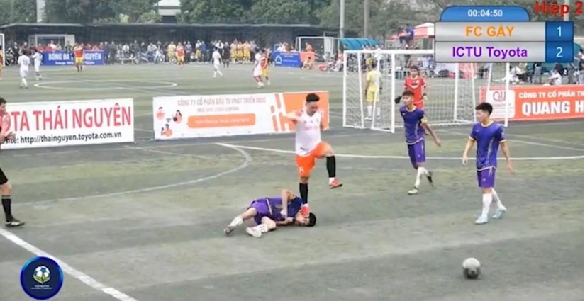 Cầu thủ dẫm lên mặt đối thủ khiến nạn nhân lên cơn co giật 