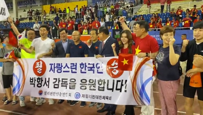 CĐV Hàn giương cao cờ Việt Nam khi thầy trò HLV Park lội ngược dòng Indonesia