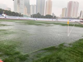 Mưa to, sân ngập nước trước giờ diễn ra trận U22 Việt Nam - U22 Singapore