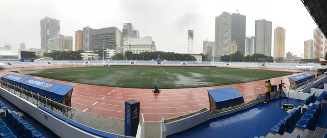 Mưa to, sân ngập ngụa nước trước giờ diễn ra trận U22 Việt Nam-U22 Singapore
