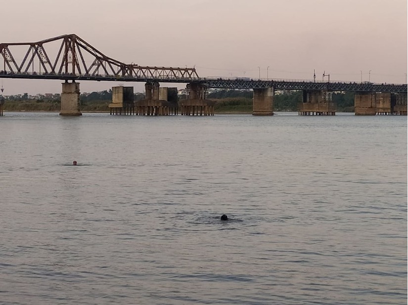 Chuyện lạ ở Hà Nội cụ ông 80 tuổi ngày nào cũng bơi 6km trên sông Hồng