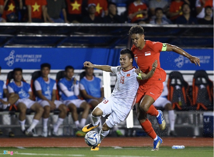 Lý lịch 'khủng' của cầu thủ Singapore va chạm khiến Quang Hải đau đớn rời sân