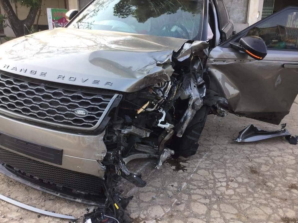 Xe Range Rover va chạm liên hoàn với 3 ô tô, 2 người bị thương