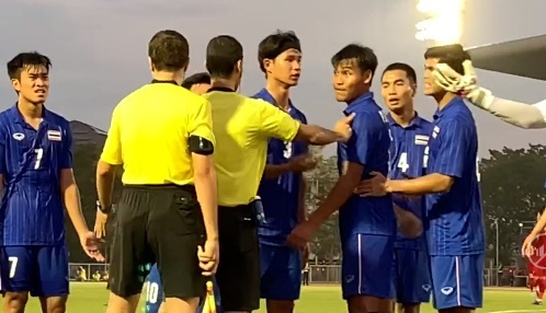 Cầu thủ Thái Lan quát trọng tài khi Việt Nam được đá lại phạt đền