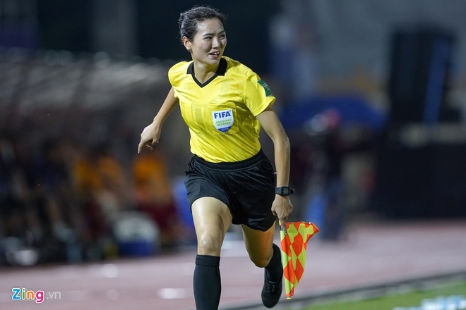 Nữ trọng tài xinh đẹp sau trận Việt Nam Philippines3