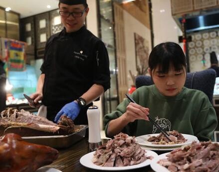 Loạt nhà hàng buffet sợ hãi, cho cô gái ăn 6 cân thịt, 15 cân hải sản vào danh sách đen