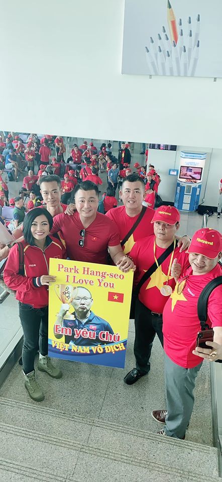 Lý Hùng, Phương Thanh mặc áo cờ đỏ sao vàng sang Philippines cổ vũ U22 Việt Nam