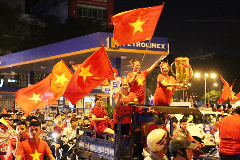 Cách giúp bạn tỉnh táo sau đêm đi 'bão' ăn mừng chiến thắng của đội tuyển Việt Nam