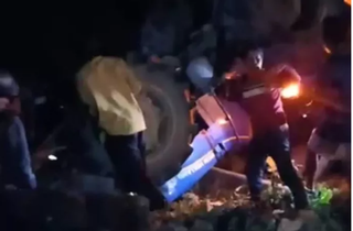 Máy cày 'đi bão' sau trận U22 Việt Nam bị lật đè bé gái tử vong