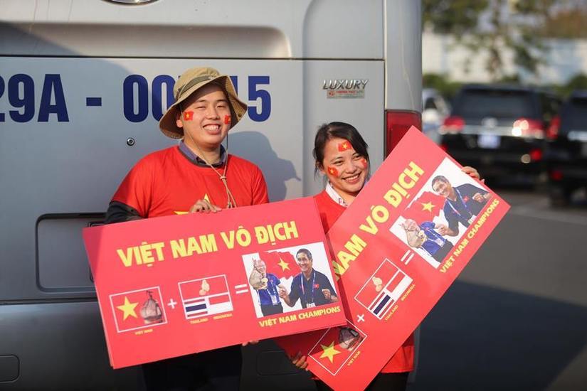 CĐV nhuộm đỏ sân bay Nội Bài, sẵn sàng đón 2 đội tuyển bóng đá về nước