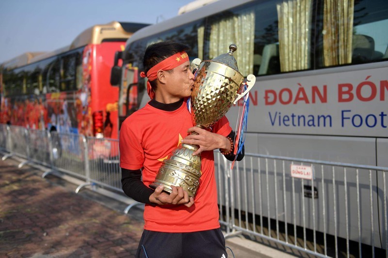 CĐV nhuộm đỏ sân bay Nội Bài, sẵn sàng đón 2 đội tuyển bóng đá về nước